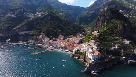 Idyllischer-Drohnenblick-über-Die-Atemberaubende-Amalfiküste,-Italien