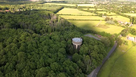 Vista-Aérea-De-La-Torre-De-Agua-Con-Vistas-A-Los-Campos-En-Essex,-Reino-Unido