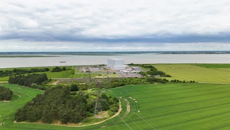 Grüne-Felder-Und-Bradwell-Kraftwerk-Mit-Fluss-Blackwater-Im-Hintergrund