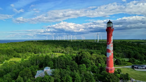 Faro-De-Pakri-En-El-Condado-De-Harju,-Estonia:-Toma-Aérea-Con-Drones