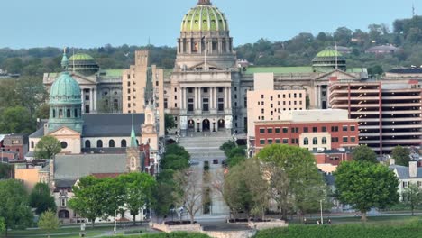 Aufsteigende-Drohnenaufnahme-Zeigt-Das-Historische-Pennsylvania-State-Capitol-Der-Stadt-Harrisburg