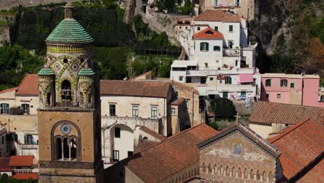 Vista-Aérea-Sobre-La-Catedral-De-Amalfi