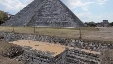 Full-pyramid-of-the-Chichen-Itza-Mayan-ruins-in-Yucatan-Mexico-with-blue-skies