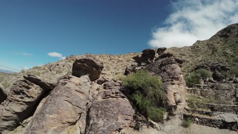 Drohnenaufnahme-Der-Ruinen-Von-Quilmes-In-Den-Abgelegenen-Außenbezirken-Von-Tucumán,-Argentinien,-Saguaro-Kaktus,-Der-Auf-Dem-Trockenen-Land-Wächst