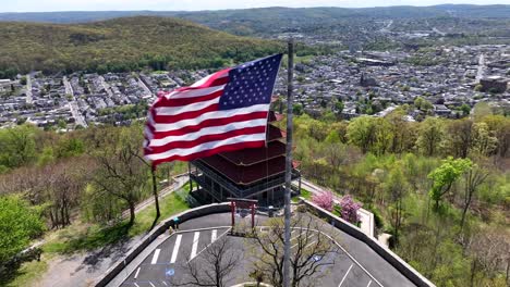 Amerikanische-Flagge-Weht-Auf-Einem-Hügel-In-Der-Nähe-Des-Pagodengebäudes-In-Der-Stadt-Reading