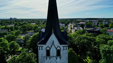 Iglesia-De-Keila-Rodeada-De-Exuberantes-árboles-Verdes-En-Harju-Maakond,-Estonia---Disparo-De-Un-Dron