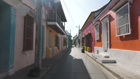 Calle-Colorida-Con-Casas-Vibrantes-En-Cartagena,-Colombia.