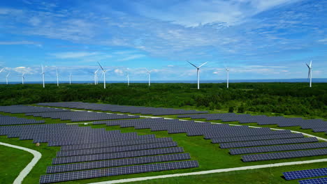 Sonnenkollektoren-Und-Windturbinen-Im-Windpark-Paldiski-In-Estland---Luftaufnahme-Einer-Drohne