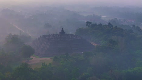 Misterius-Szene-Eines-Riesigen-Tempels,-Umgeben-Von-Bäumen,-Eingehüllt-In-Nebel