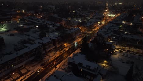 Verschneite-Winterstadt-In-Amerika-Während-Der-Nacht