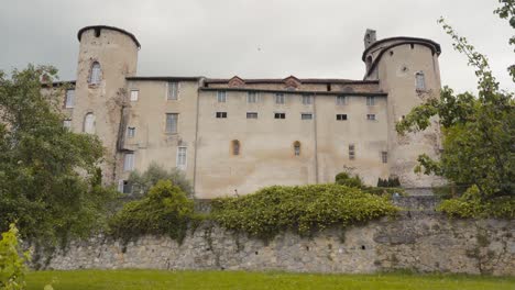 Eingebettet-In-Die-Französische-Landschaft,-Bischofspalast,-Denkmal-Architektonischer-Pracht