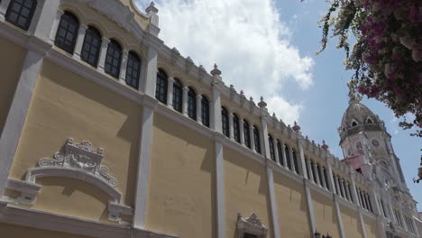 Iglesia-De-San-Francisco-De-Asís-En-El-Casco-Viejo,-Ciudad-De-Panamá-Bajo-Un-Cielo-Azul-Brillante