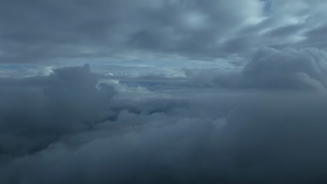 POV-Flug-Durch-Einen-Dramatischen-Gewitterhimmel-Mit-Vielen-Wolken-Bei-Überschallgeschwindigkeit