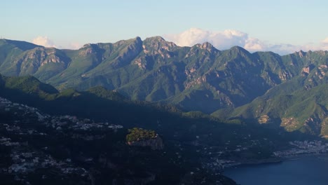 Schwenk-Nach-Rechts-Zeigt-Die-Atemberaubenden-Berge-Der-Amalfiküste-In-Italien-Bei-Sonnenuntergang