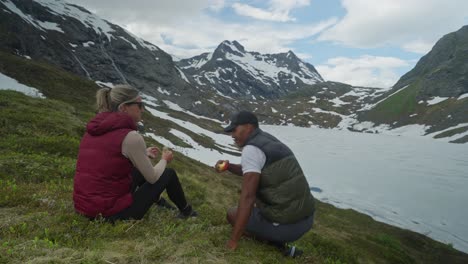 Pareja-Disfrutando-De-Un-Picnic-En-Las-Pintorescas-Montañas-Nevadas-De-Noruega