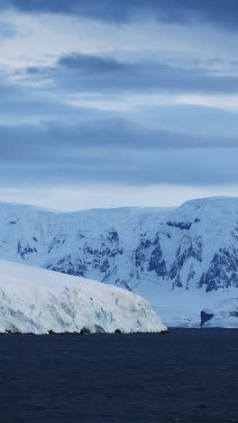 Paisaje-De-La-Costa-Invernal-De-La-Antártida-De-Glaciares-Y-Montañas,-Video-Vertical-Para-Redes-Sociales,-Carretes-De-Instagram-Y-Tiktok-De-Hermosos-Paisajes-Costeros-Antárticos-Y-Montañas-Nevadas