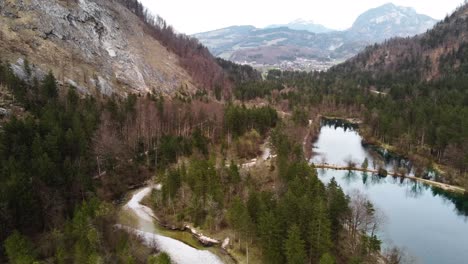 österreichischer-Bergwald-Und-Natürliche-Seen,-Bluntauseen,-Drohnenaufnahmen