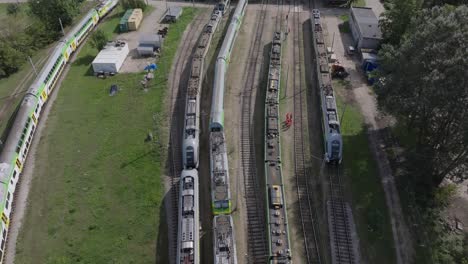 Drohnenaufnahme-Von-Zügen-In-Der-Nähe-Des-Zugdepots