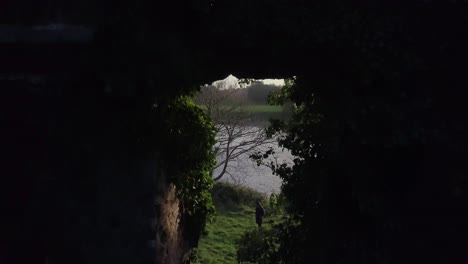 Aufsteigender-Schuss-Durch-Die-Fenster-Des-Innenraums-Von-Menlo-Castle,-Galway