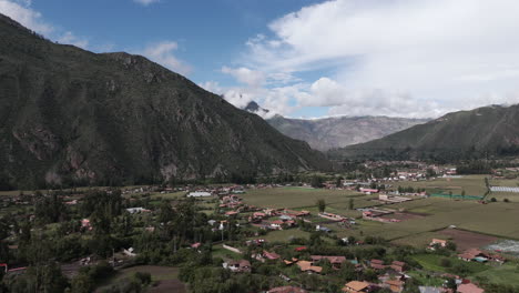 Pintorescas-Montañas-Que-Rodean-Huycho-En-Cusco,-Perú---Toma-Aérea-De-Drones