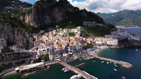 Filmische-Drohnenaufnahme-über-Amalfi,-Italien