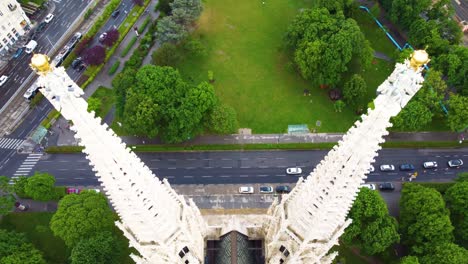 Blick-Von-Oben-Nach-Unten-In-Der-Nähe-Eines-Neugotischen-Gebäudes-In-Wien,-Österreich,-Der-Einen-Klassischen-Kinoblick-Bietet