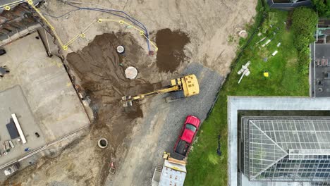 Vista-Aérea-De-Arriba-Hacia-Abajo-De-La-Excavadora-Trabajando-En-El-Sitio-De-Construcción