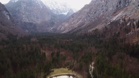 österreichische-Waldberglandschaft-In-Golling,-Salzburg,-Luftaufnahme-Einer-Drohne