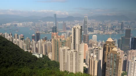 Die-Ständig-Wechselnden-Hafengewässer-Spiegeln-Den-Unaufhörlichen-Puls-Der-Stadt-Hongkong-Wider