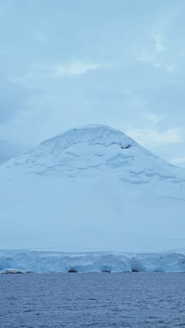 Paisaje-Marino-Costero-Invernal-En-La-Antártida,-Paisaje-Frío-Y-Nevado-Cubierto-De-Nieve-En-La-Costa-De-La-Península-Antártica-En-Video-Vertical-Para-Redes-Sociales,-Carretes-De-Instagram-Y-Tiktok