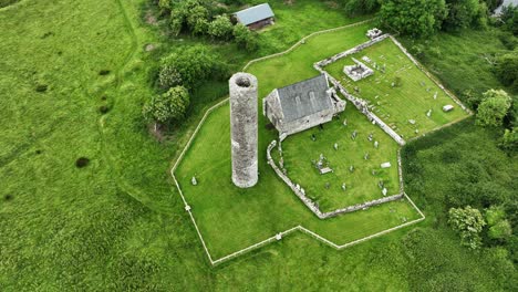 Heilige-Stätte-Auf-Der-Heiligen-Insel-Lough-Derg,-Alter-Rundturm-Und-Kirche,-Bedeutende-Frühchristliche-Stätte-Des-Lernens,-Epische-Orte-Irlands