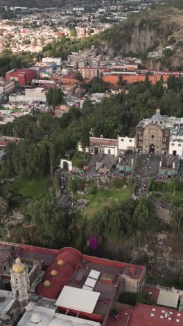 Surroundings-of-the-Basilica-of-Guadalupe,-in-vertical-mode