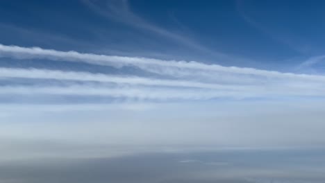 POV-Múltiples-Estelas-De-Estelas-Blancas-Paralelas-En-Un-Cielo-Azul-Soleado,-Tomadas-Desde-La-Cabina-De-Un-Jet