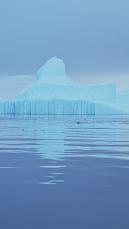 Gran-Formación-De-Hielo-De-Iceberg-En-Agua-De-Mar-Oceánica,-Grandes-Y-Sorprendentes-Icebergs-Extraños-En-Video-Vertical-Del-Paisaje-Antártico-Para-Redes-Sociales,-Carretes-De-Instagram-Y-Tiktok,-Paisaje-De-La-Península-Antártica