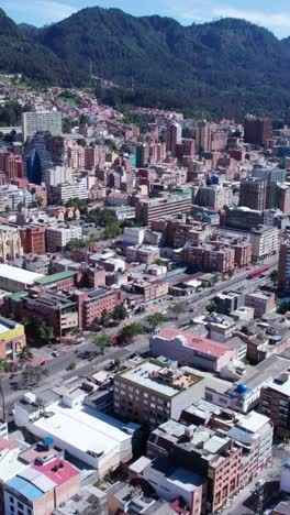 Toma-Vertical-De-Drones-Del-Barrio-Residencial-Chapinero-De-Bogotá,-Colombia,-Calles-Y-Edificios.