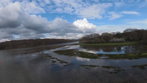 Vídeo-De-Sobrevuelo-Con-Drones-Fpv-De-Grandes-Patos-Y-Cisnes-Volando-Y-Despegando-En-La-Costa-Sur-De-Inglaterra-Durante-Un-Día-Caluroso-Y-Soleado-Junto-Al-Agua