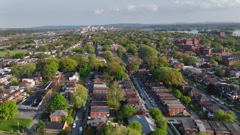 Vista-Aérea-Que-Muestra-Una-Hilera-De-Casas-De-Ladrillo-Rojo-En-La-Ciudad-Americana-Durante-El-Día-Otoñal