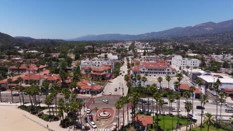 Drone-Volando-Lejos-Del-Centro-De-Santa-Barbara,-California---State-Street