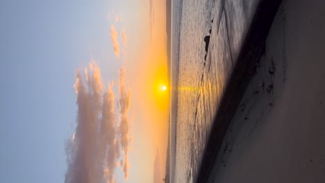 Vertikale-Ansicht-Des-Sonnenaufgangs-Vom-Strandsand-In-Der-Nähe-Des-Yachthafens