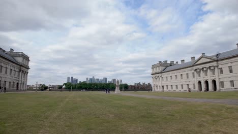 Greenwich,-Londres:-El-Monumento-A-Bellot-En-La-Universidad-De-Greenwich,-Con-El-Horizonte-De-Canary-Wharf-Al-Fondo