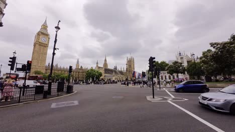 Bustling-street-scene-in-London