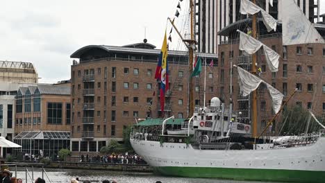 Arc-Gloria-De-Colombia-En-Canary-Wharf,-Londres,-Reino-Unido.