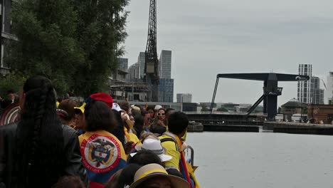 Esperando-Que-Llegue-El-Arco-Gloria-Colombiano,-Canary-Wharf,-Londres,-Reino-Unido