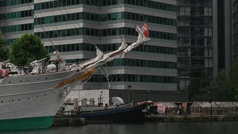 People-walking-past-Juan-Sebastián-de-Elcano,-Canary-Wharf,-London,-United-Kingdom