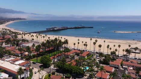 Eine-Aufnahme-Aus-Der-Luft-Mit-Einem-Boom-Zeigt-Die-Strände-Von-Stearns-Wharf-Und-Santa-Barbara-In-Kalifornien