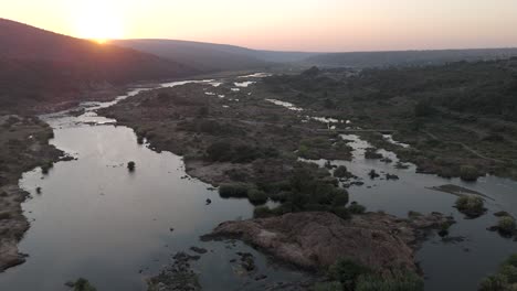 Panorama-Drohnenflug-über-Den-Saisonalen-Komati-Fluss,-Der-Die-Weite-Des-Buschlandes-Bei-Sonnenaufgang-Offenbart