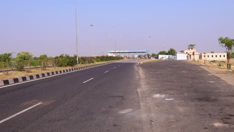 Carretera-Asfaltada-Aislada-Vista-De-ángulo-Bajo-Durante-El-Día