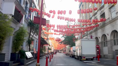 Londres,-Reino-Unido:-Paseando-Por-Las-Calles-De-Chinatown,-Rodeado-De-Tiendas-Vibrantes,-Decoraciones-Coloridas-Y-El-Ambiente-Animado-De-Esta-Zona-Culturalmente-Rica.