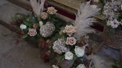 Nahaufnahme-Von-Eleganten-Blumenarrangements-Mit-Rosen-Und-Pampasgras-Auf-Einem-Kirchenaltar