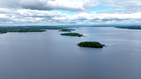 Irlands-Epische-Orte,-Lough-Derg-Lake-Am-Shannon-River,-Drohnenansicht-Der-Vielen-Unbewohnten-Inseln